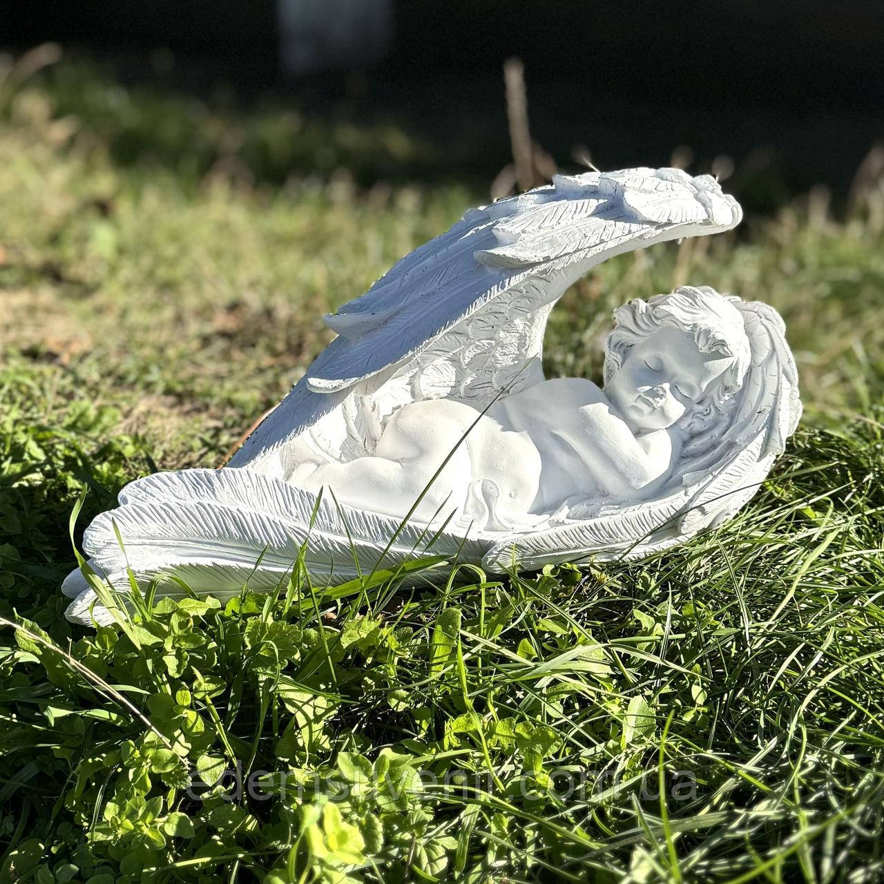 Садова фігура Янгол лежить на лівому крилі
