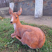 Садова фігура Олениха лежить