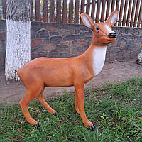 Садова фігура Олениха стоїть