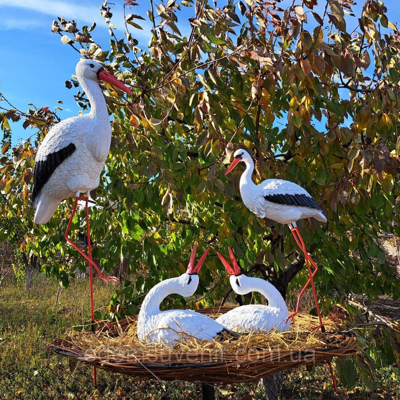 Комплект фігур Сім'я садових лелек № 102 з гніздом, діаметр 1 метр
