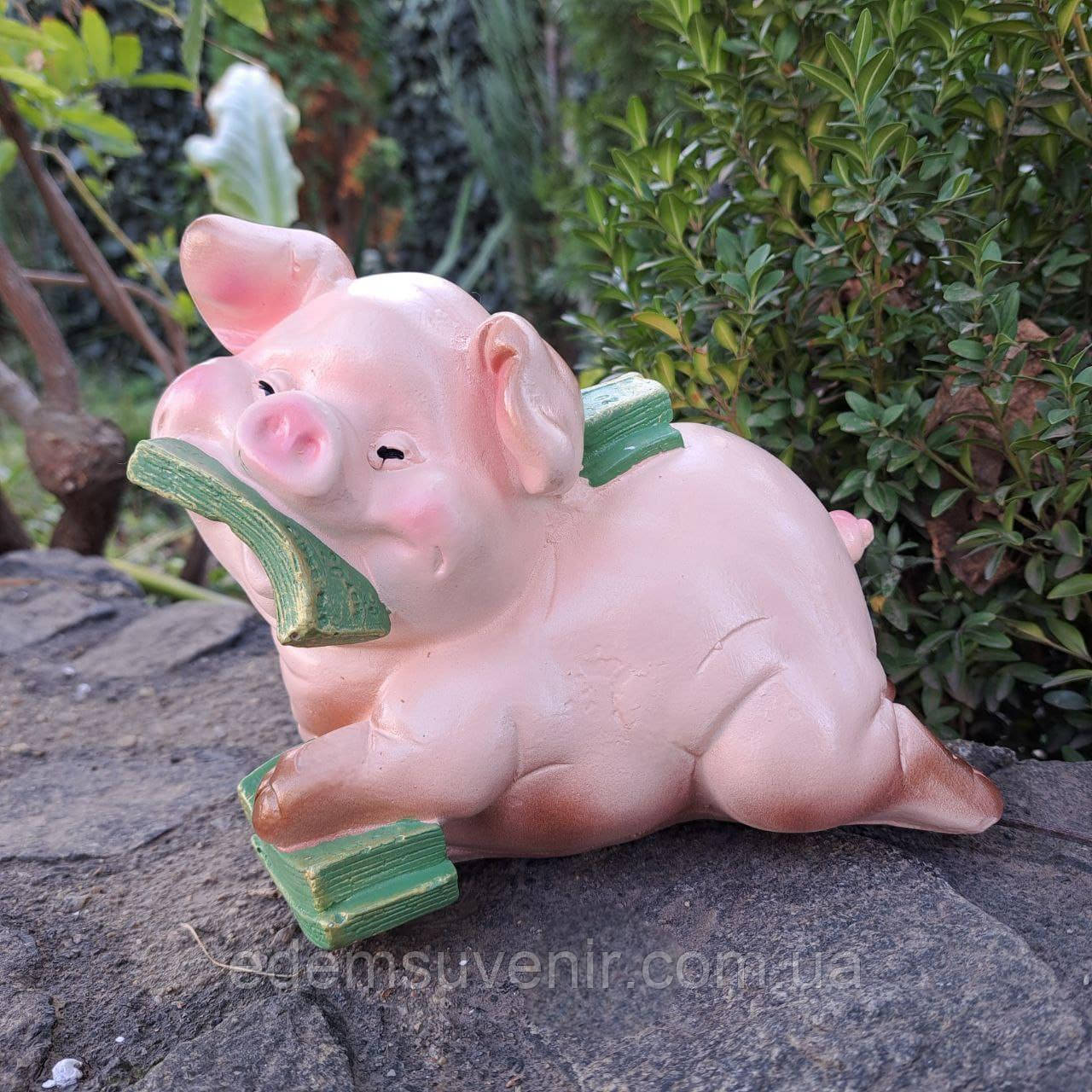 Декоративна скарбничка Свинка у роті з грошима (14х13х17 см), скарбничка для грошей, скарбничка у вигляді свинки, фото 1