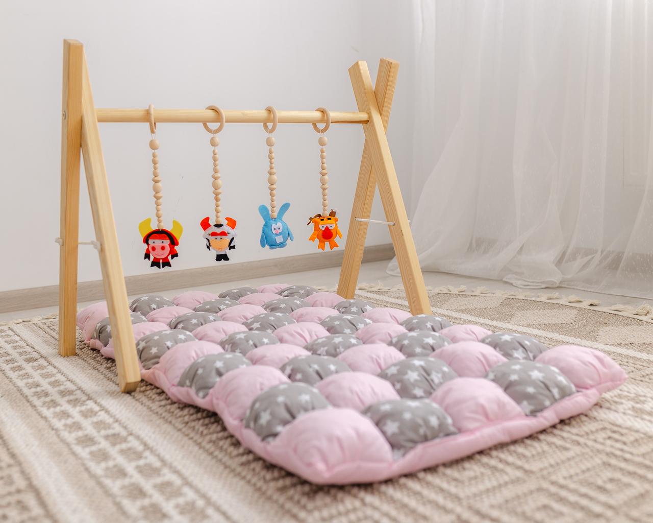 Мобіль дитячий підлоговий Смішні герої з матрасиком Зефірка