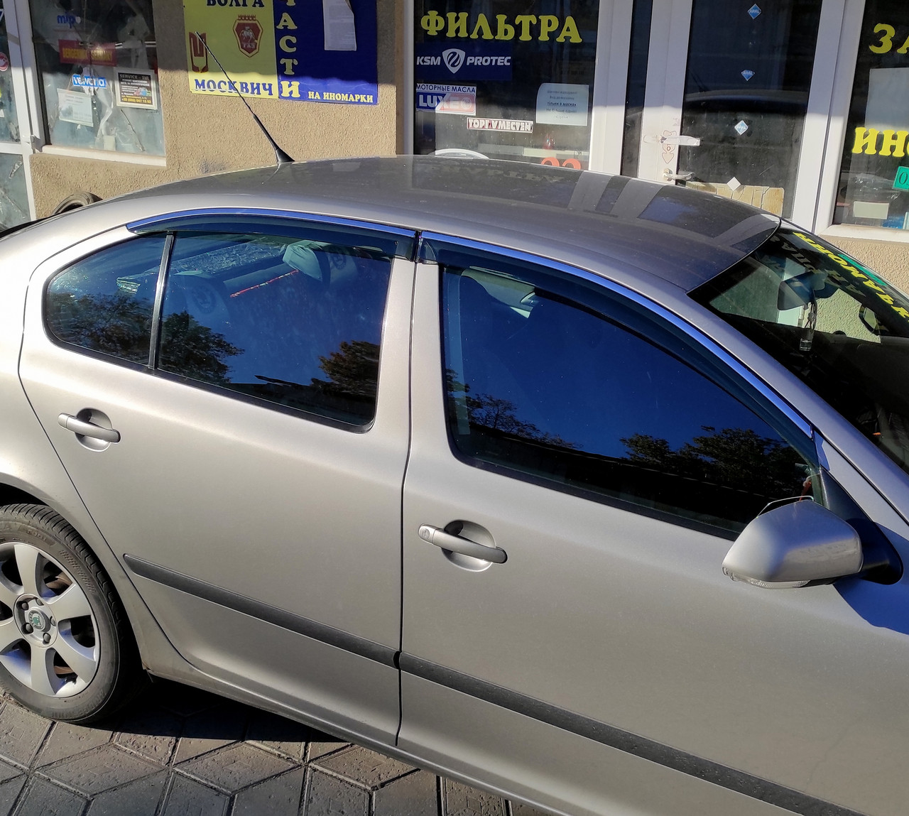 Дефлектори вікон (вітровики) з хромом молдингом Skoda Octavia A5 2004-2012 (Uncle)