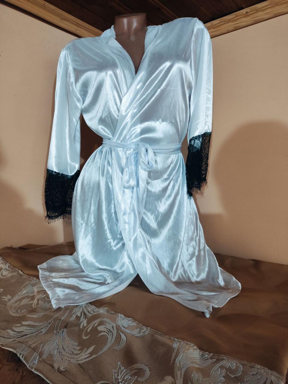 Атласний халат із мереживними рукавами