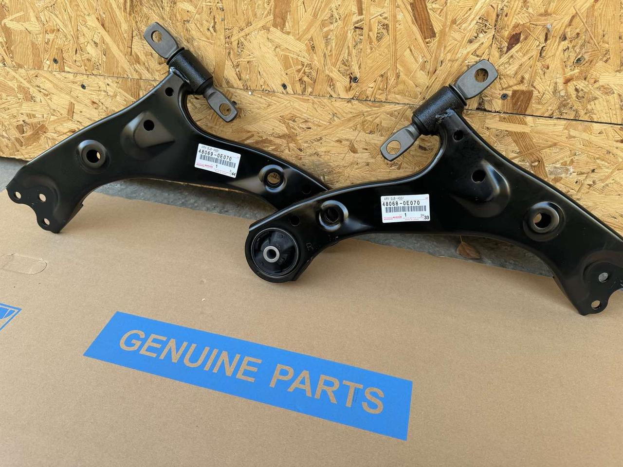 Важіль нижній передній правий Toyota Highlander 20- OEM 48068-0E070