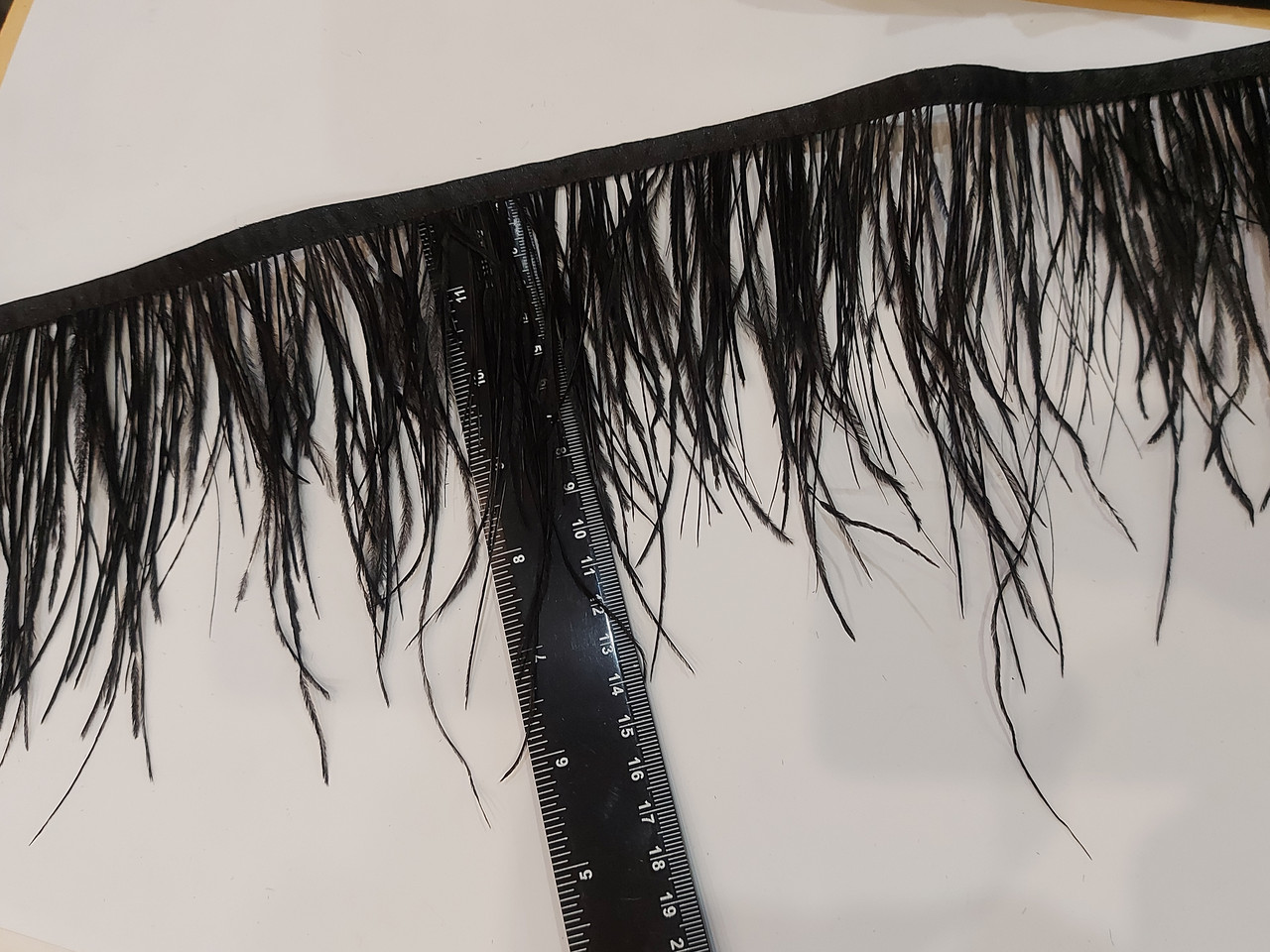 Перова тасьма чорна ( ціна за відріз 50 см) , пір'я страуса на тасьмі, страусине пір'я 12-14 см.