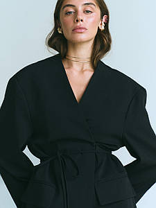 Елегантний жіночий жакет напівприталеного крою втачний рукав