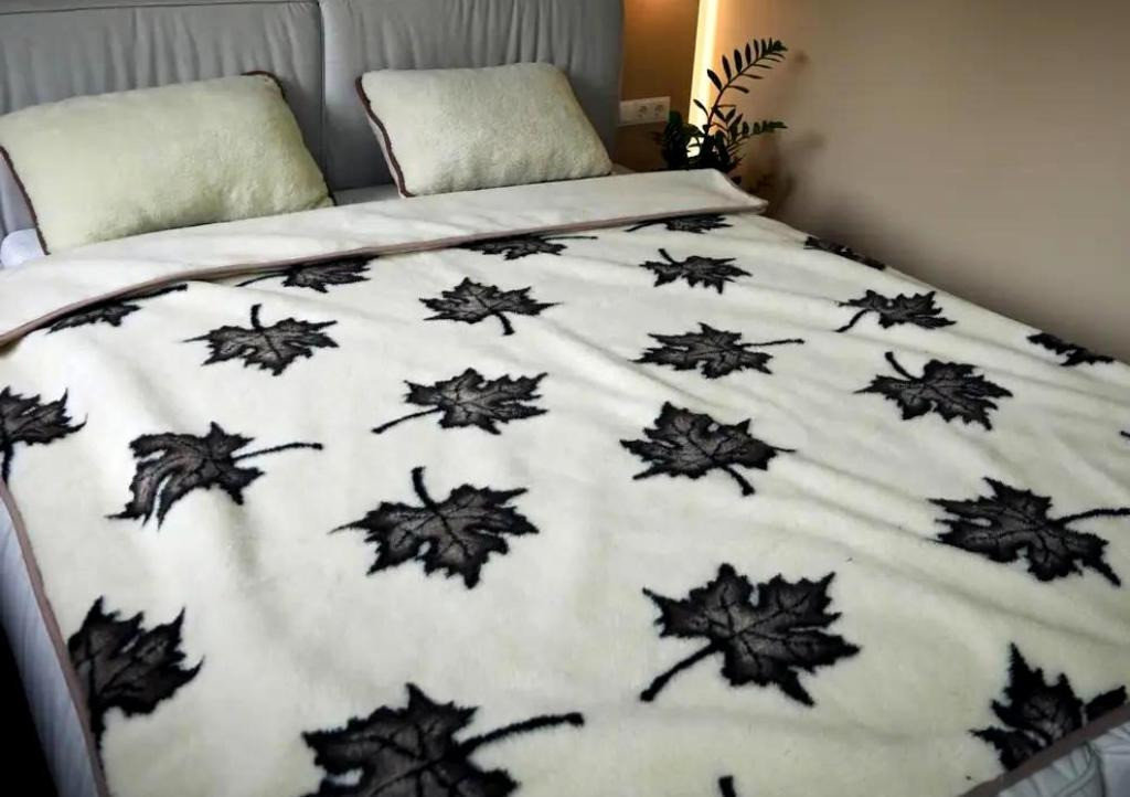 Плед із овчини "Кленове листя"