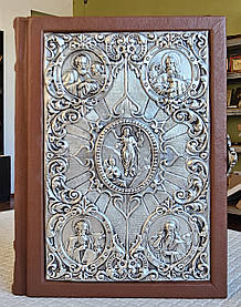 Книга Святе Євангелія требне/ оклад шкіра, ураїнська мова, розмір книги15*20,накладка сріблення,крупний шрифт