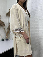 Ніжний велюровий халат на запах з мереживом у молочному кольорі