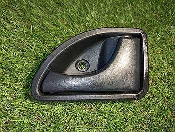 Ручка передня права внутрішня (8200285840) Renault Master 2003-2010