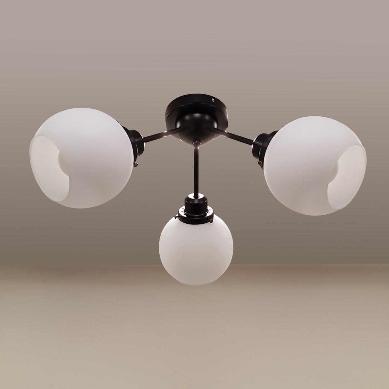 Чорна стельова люстра з білими кулями на 3 лампи Triple Globe  (61-X1005F-5 BK+WH (120))