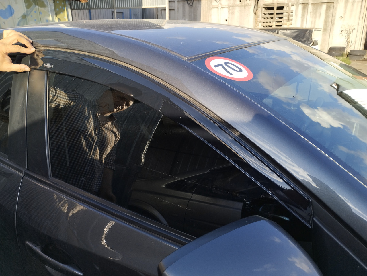 Дефлектори вікон (вітровики) Mazda 3 2013-2018 (HIC)