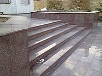 Плиты гранитные 300х600 мм бордовые на крылечко и лестницу натуральный камень гранит недорого