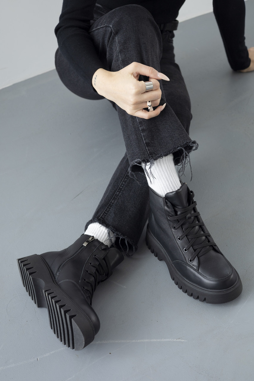 Зимові жіночі шкіряні черевики утеплені на овчині чорні на шнурівці та блискавці, фото 1