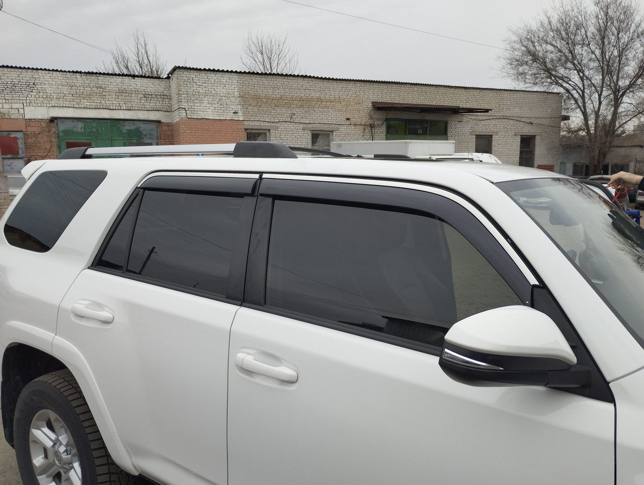 Дефлектори вікон із хром молдингом (вітровики) Toyota 4runer 2009-2020 (Uncle)