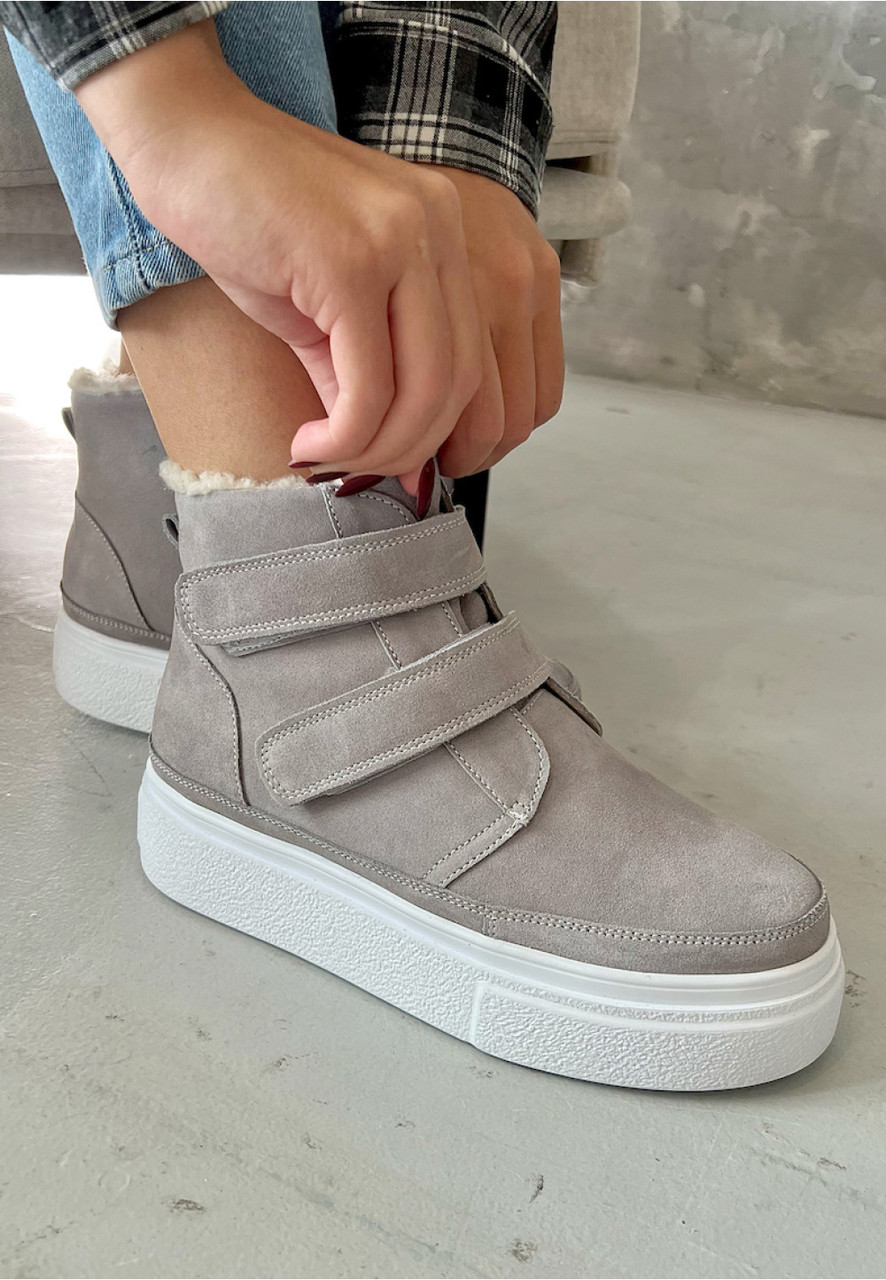 Сірі жіночі зимові черевики на овчині з натуральної замші на липучках та товстій підошві, фото 1