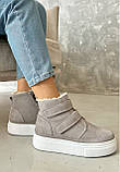Сірі жіночі зимові черевики на овчині з натуральної замші на липучках та товстій підошві, фото 3