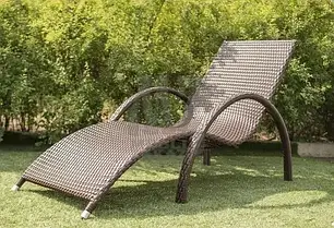 Шезлонги з штучного ротанга