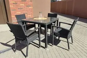 Стільці з штучного ротанга