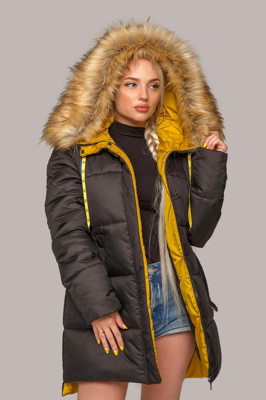 Фірмова зручна жіноча зимова куртка чорного кольору з опушкою під єнота на капюшоні, фото 1