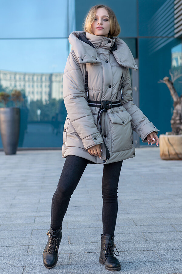 Стильна жіноча зимова куртка оверсайз з накладними кишенями та капюшоном, фото 1