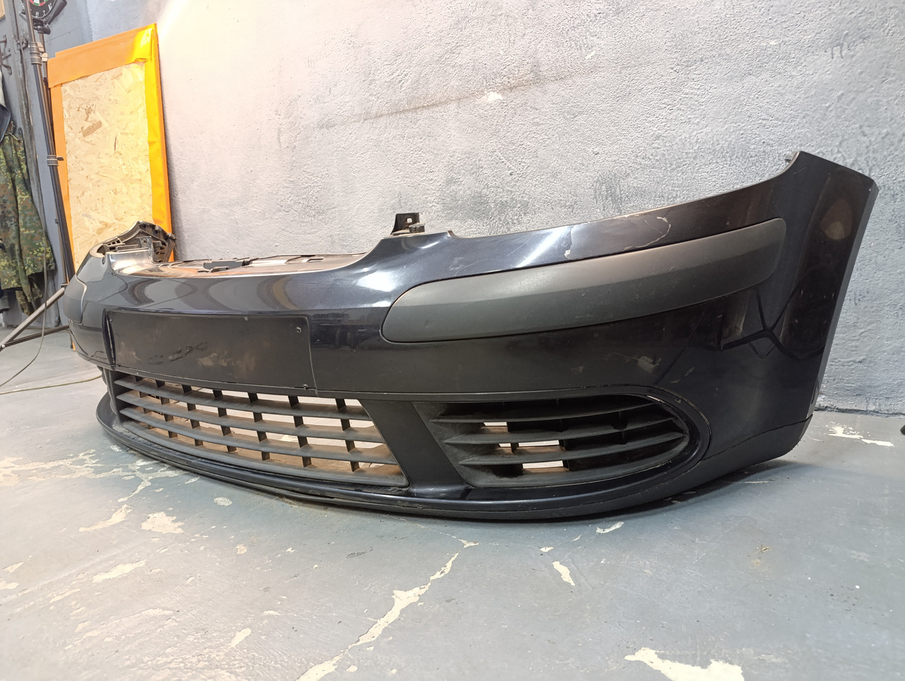 VW Golf 5 Plus Бампер передній 5M0807217
