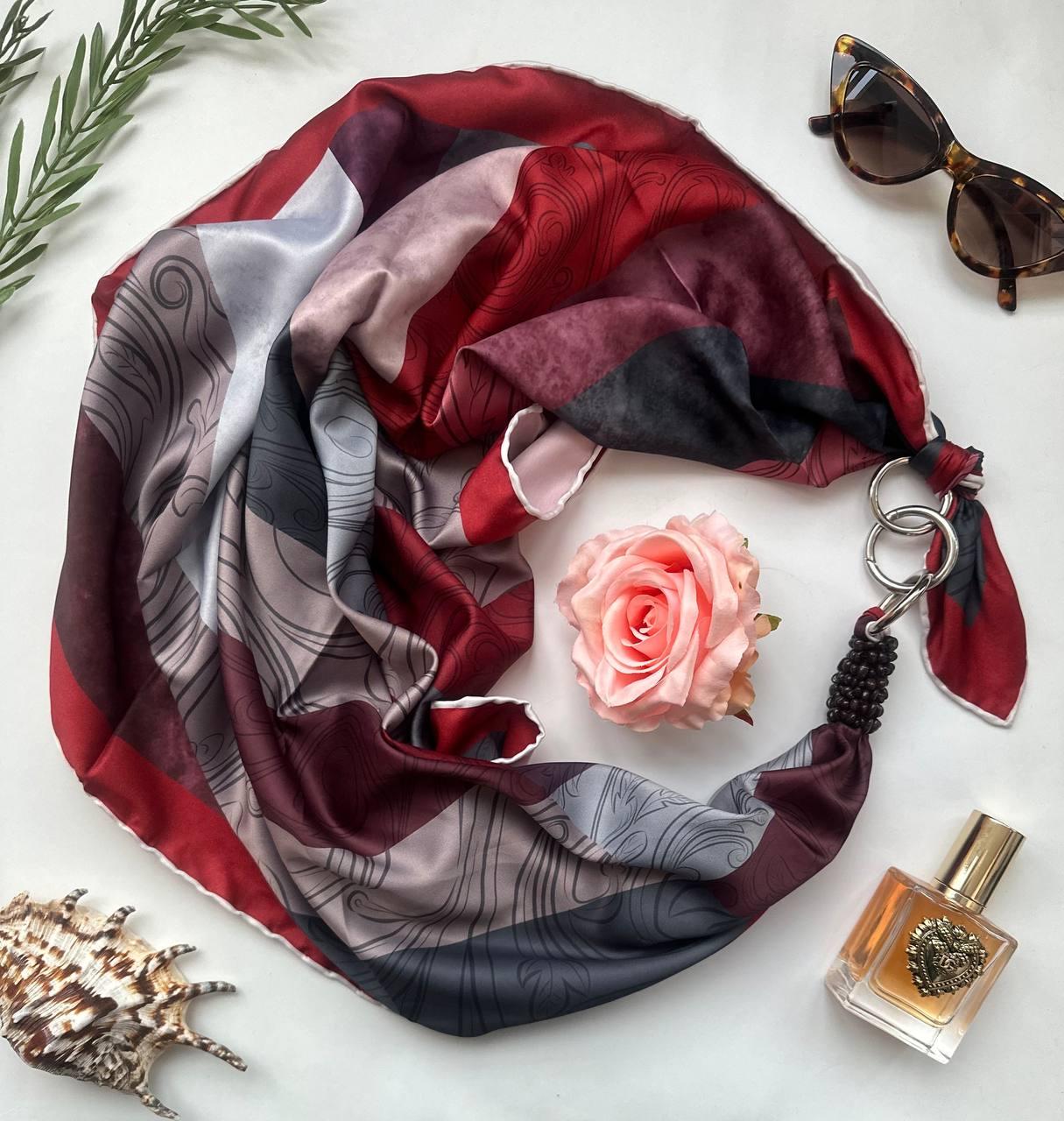 Дизайнерська хустка "Плам'я кохання" від бренда My Scarf, прикрашена натуральним каменем гранат
