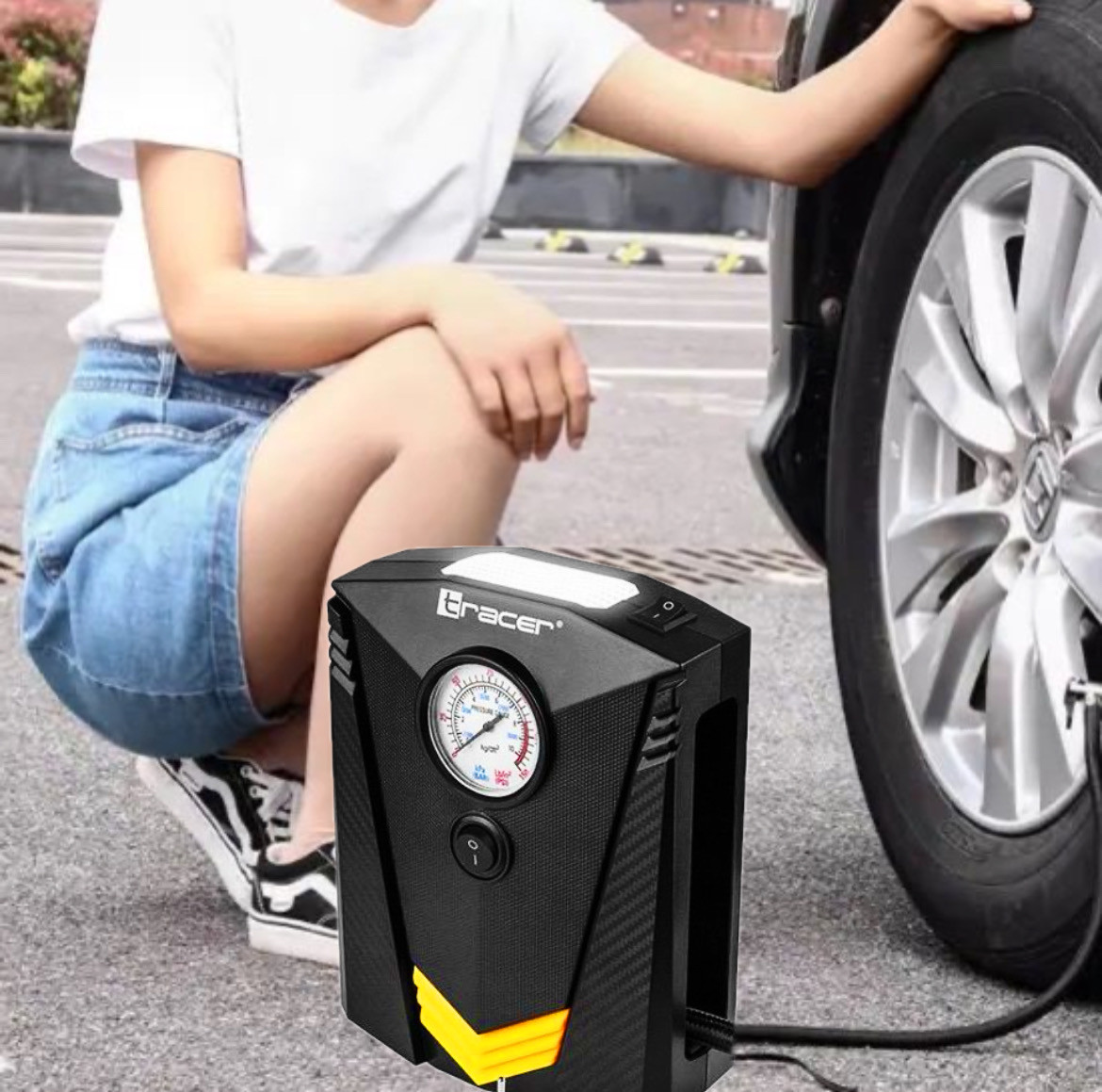 Автомобільний компресор 12V насос із ліхтариком, потужний насос для коліс автомобіля від прикурювача