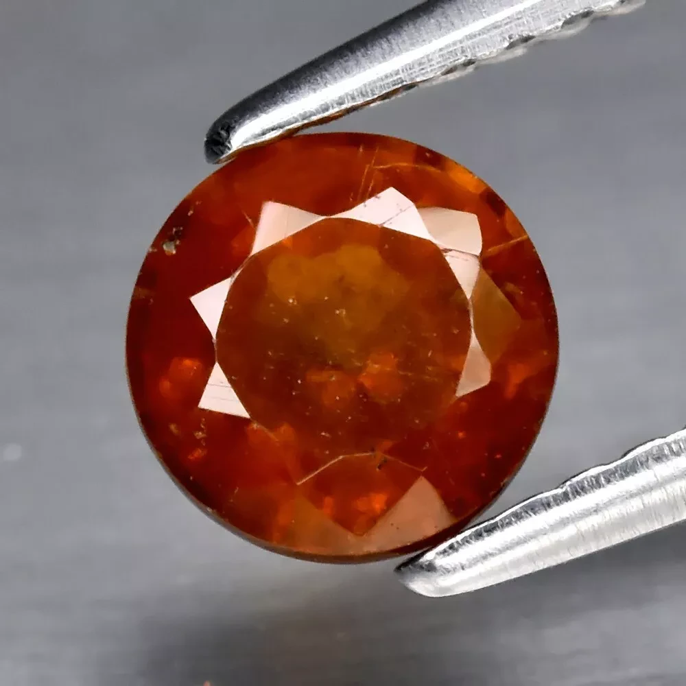 1.07 карат. Природний гесонит гранат круг 5.6 мм