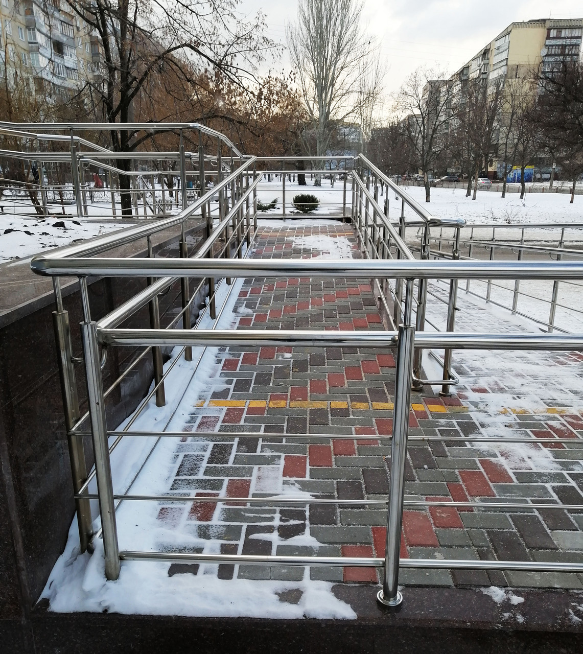 Огородження пандуса з нержавіючої сталі AISI 304, поручень Ø 42 мм, стійка Ø32 мм, 3 ригелі Ø16 мм, Дубно