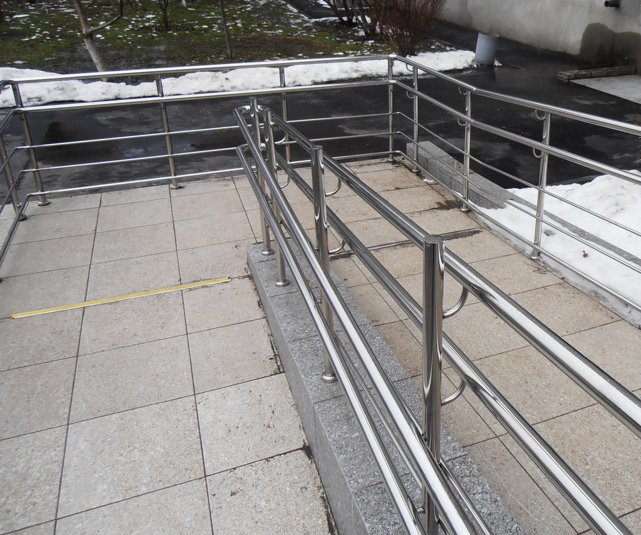 Перила до пандуса з нержавіючої сталі AISI 201, поручень Ø 42 мм, стійка Ø 38 мм, 2 ригелі Ø12 мм, Богодухів