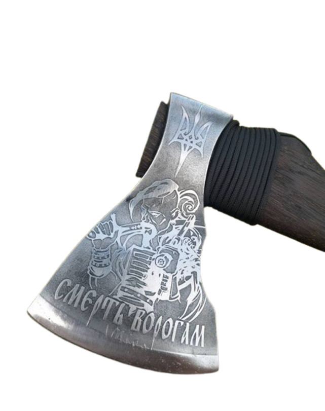 Сокира з гравіруванням на металі