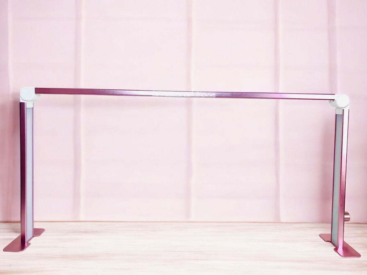 Безтіньова настільна лампа для beauty майстрів Квадратна в рожевому кольорі 80 W GF L1 - фото 1 - id-p2178680087