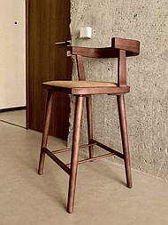 Дизайнерський полубарний стілець з натурального дерева