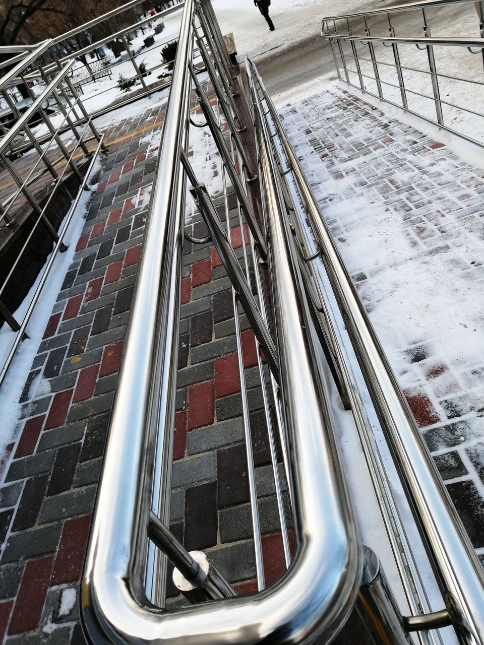 Огородження пандуса з нержавіючої сталі AISI 304, поручень Ø 42 мм, стійка Ø42 мм, 2 ригелі Ø12 мм, Заставна