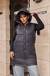 Графітовий жіночий батальний подовжений жилет безрукавка з плащової тканини прямого силуету на блискавці з капюшоном