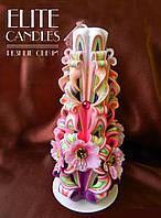 Різьблена свічка прикрашена з квітами, різнобарвна 22 см заввишки