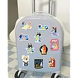 Набір наклейок Блуї Bluey мультфільм Бінго стікери 50 штук стікерпак стікербомбінг на ноутбук самкат гаджети, фото 4