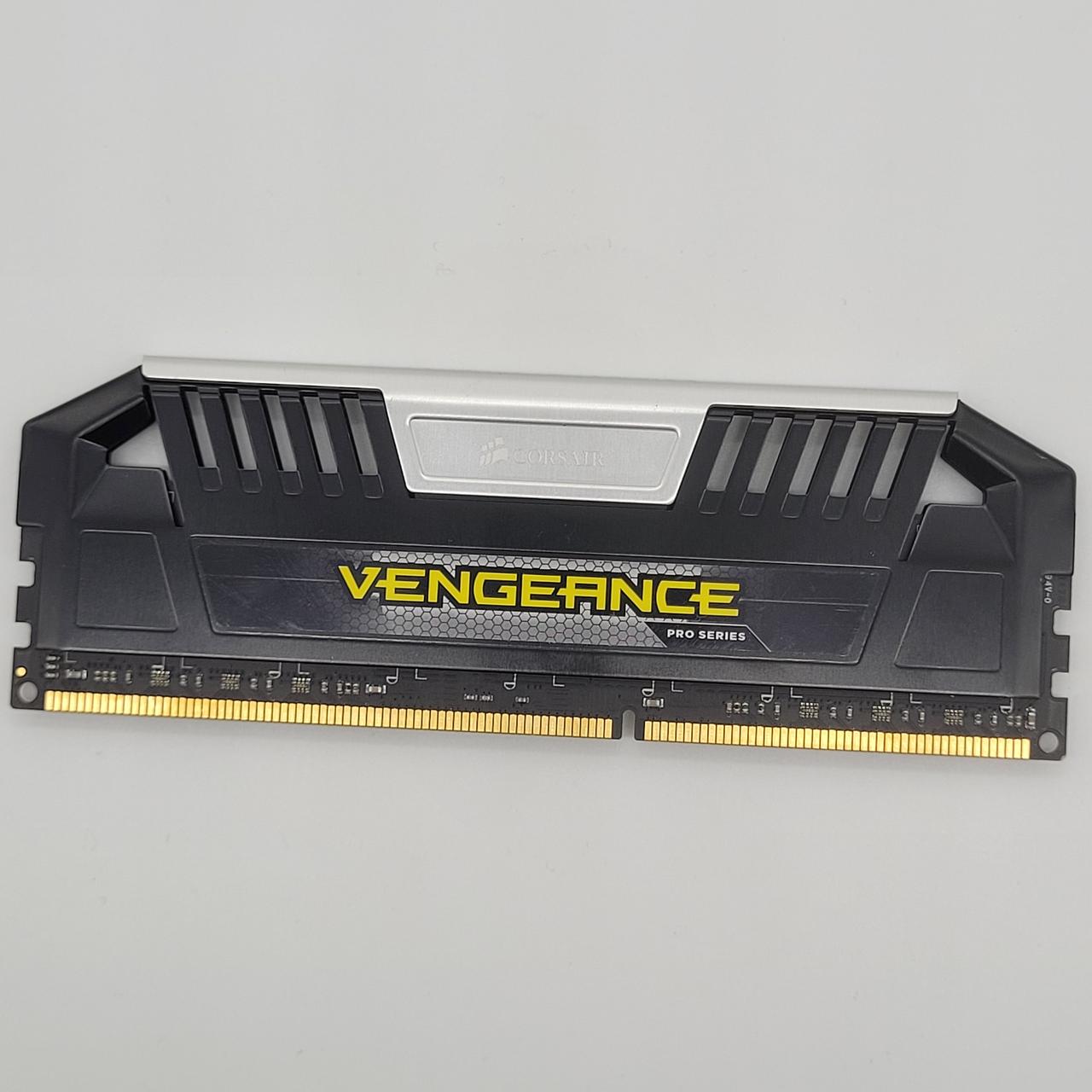 Ігрова оперативна пам'ять Corsair Vengeance DDR3 8Gb 1600MHz PC3-12800U 2R8 CL9 (CMY32GX3M4A1600C9) Б/В