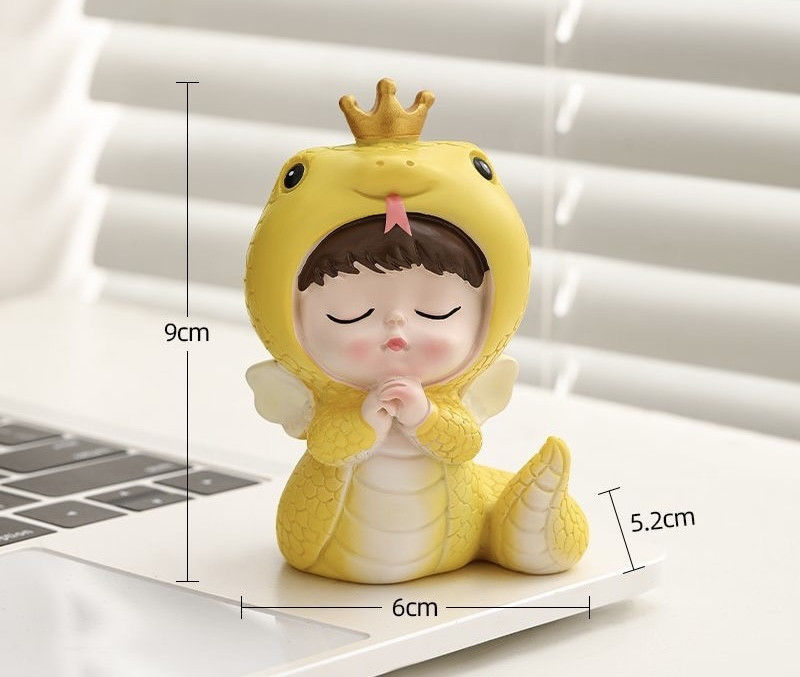 Мила статуетка мультяшного малюка в костюмі Змії – символ удачі 2025 року