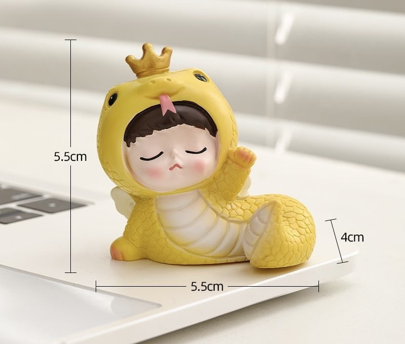 Симпатична статуетка малюка в костюмі Змії – символ 2025 року, вишуканий елемент декору