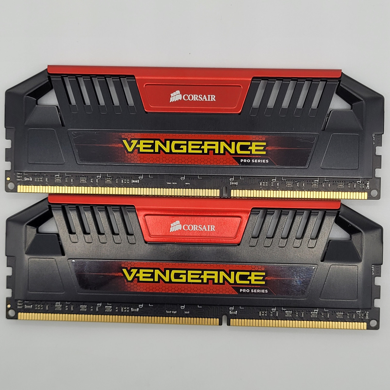 Комплект оперативної пам'яті Corsair Vengeance DDR3 16Gb (2x8Gb) 2400MHz PC3 19200U CL11 (CMY16GX3M2A2400C11R) Б/В