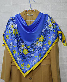 Хустка жіноча легка шовкова елегантна з принтом і візерунком патріотична  90*90 блакитна піксельні квіти окантовка