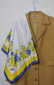 Хустка жіноча легка шовкова елегантна з принтом і візерунком патріотична  90*90 біла з жовто-блакитними квітами окантока