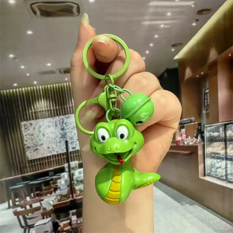 Смішний брелок у вигляді мультяшної Змії з ліхтариком і дзвіночком – символ 2025 року, фото 1