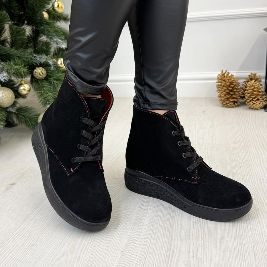 Замшеві жіночі черевики на танкетці. Колір чорний, фото 1