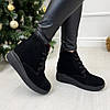 Замшеві жіночі черевики на танкетці. Колір чорний, фото 2