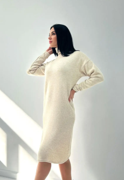 Тепле мідіплаття з високою горловиною бежеве