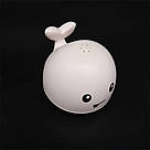 Плаваюча іграшка для купання малюків з розпилювачем Кит, з підсвічуванням / Дитяча іграшка фонтанчик у ванну, фото 8